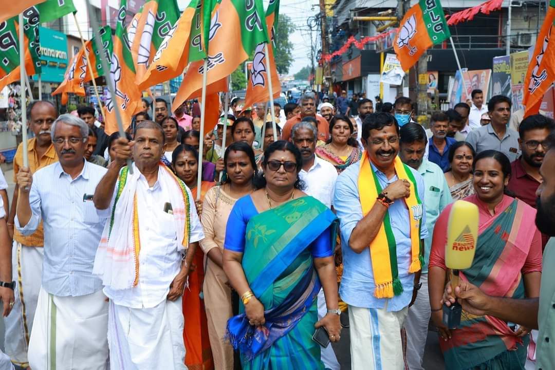 sreejupadman's tweet image. ഇത് പാലക്കാട് നഗരസഭയിലെ 28 ബിജെപി കൗൺസിലർമാർ സ്ഥാനാർത്ഥി സി. കൃഷ്ണകുമാറിനൊപ്പം പ്രചരണത്തിൽ....
പാണക്കാട്ടെ തങ്ങൾ സ്പോൺസേർഡ് പണവുമായി ചില അല്പൻമാരുടെ വാക്കുംകേട്ട്  ചൂണ്ടയിട്ട് കാത്തിരുന്ന സതീശനും കറക്കുകമ്പനിക്കും  ഇതിലും വലിയ മറുപടി സ്വപ്നത്തിൽ മാത്രം...
#ckrishnakumar