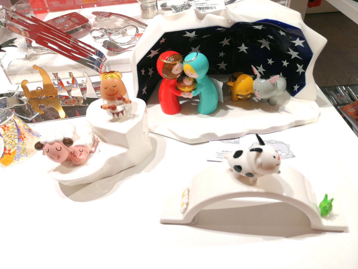 LOVE0Knowledge's tweet photo. 日ようの午後は家族で買物に出た人で町は賑わっていた
陶器の丸っぽい🎄のかざりに目が行きました
#KeepPeace
#クリスマスまでに戦争が終わりますように https://t.co/MPg03Dg0Vc