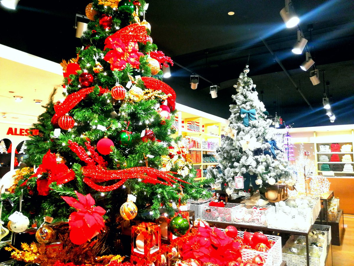 LOVE0Knowledge's tweet photo. 日ようの午後は家族で買物に出た人で町は賑わっていた
陶器の丸っぽい🎄のかざりに目が行きました
#KeepPeace
#クリスマスまでに戦争が終わりますように https://t.co/MPg03Dg0Vc