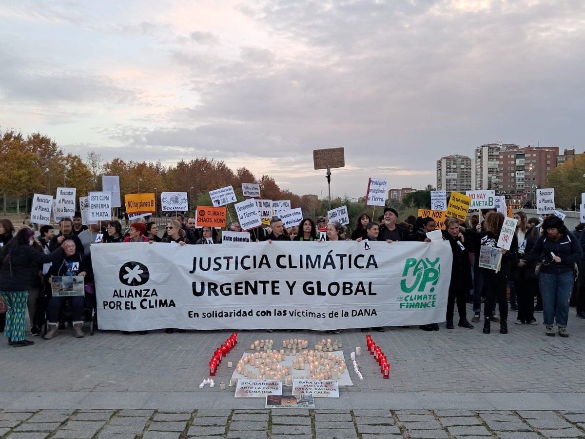 Nos concentramos con @alianzaporelclima para expresar el luto por las víctimas de la #DANA y la indignación por la inacción climática de los gobiernos.
Necesitamos medidas urgentes para frenar la #CrisisClimática. No podemos esperar más.
#JusticiaClimática