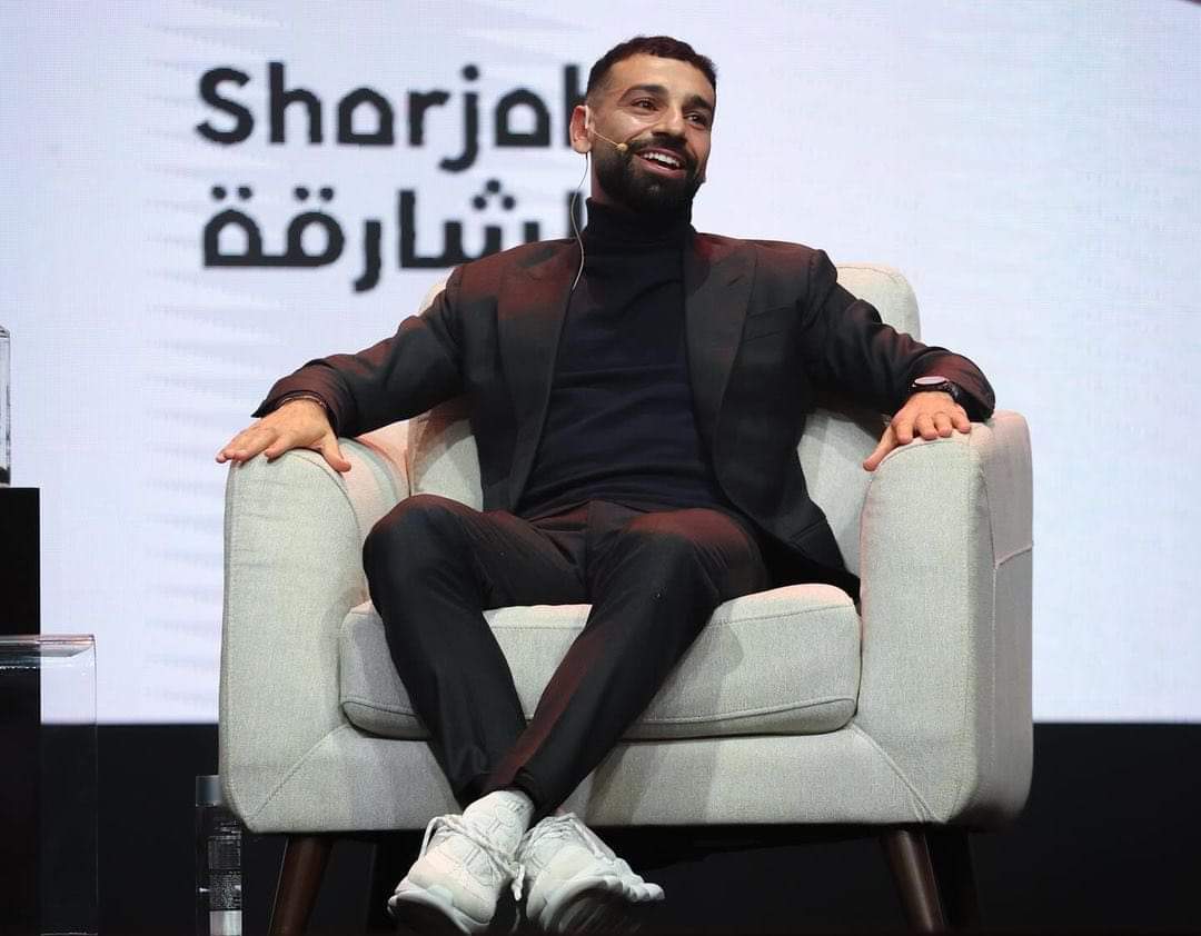 engazatmasr2020's tweet photo. محمد صلاح في ندوة معرض الشارقة قال حاجة عظيمة جدا عن بداياته..

كان بيتكلم عن تجربة تشيلسي، فقال إنها ماكانتش تجربة ناجحة اوي، بس أنا قولت هو اللي عايز ينجح بيلوم الظروف ولا بيشوف حاجة يعملها؟ فبدأت أقرا وأشوف حاجة على اليوتيوب ودماغي بدأت تتغير..

الجملة دي بيكررها بشكل أو بآخر ناس كتير من اللي حققوا نجاحات كبيرة، كلهم بيأكدوا على مسؤولية كل شخص عن نجاحه أو فشله، وإن الفيصل في الدماغ مش في الظروف..

صلاح موهبته الحقيقية مش في رجله، ولكن في دماغه اللي ساعدته يتطور بشكل مذهل.. 

صلاح قدوة حقيقية للشباب الأصغر منه وللناس الأكبر منه كمان.. لينا كلنا.. شاب بسيط عرف بفضل الله ثم بدماغه يبقى نجم عالمي وقدر يحافظ على نجاحه.. 

ربنا يحميك يا صلاح