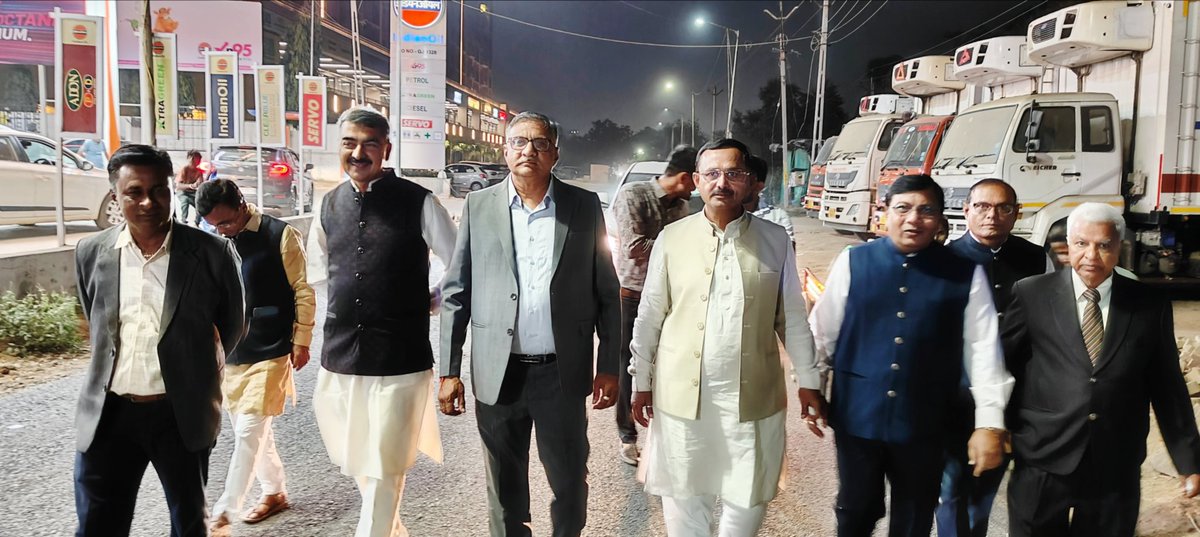 bthaker47's tweet photo. ची. तिर्थ (सुपुत्र श्री Rajni Patel महासचिव भाजपा एवं पूर्व गृहमंत्री गुजरात) की बारात एवं विवाहमें शामिल हुए। https://t.co/Q4ALO5HDOg