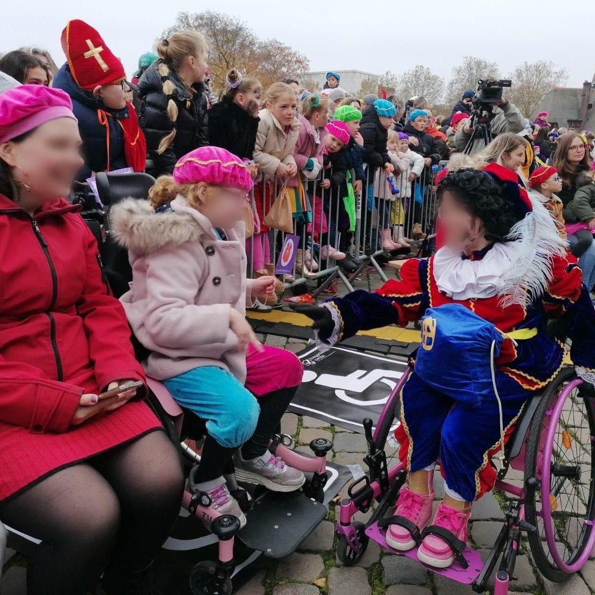 Ik werd getagd bij deze foto in <a href="/gemeentezwolle/">Gemeente Zwolle</a>, waar mijn #rolstoelmatten zijn ingezet. Geweldig om te zien hoe #toegankelijkheid hier centraal staat! De Piet in rolstoel maakt het #inclusie verhaal compleet. 
Welke #gemeente volgt?
Dank <a href="/Toegankelijk038/">Toegankelijk Zwolle</a>!
rolstoelmat.nl