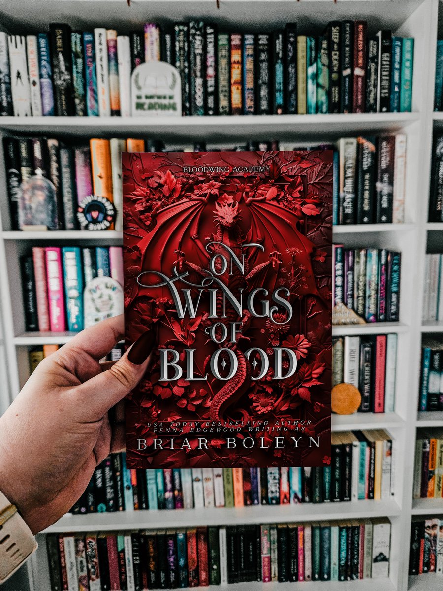 ReadingCaff's tweet image. Still reeling from On Wings of Blood. Complex characters, dragons, vampires, and court intrigue—this book is EVERYTHING. Head to my blog for a full review, and grab your copy ASAP! 🐉🔥

#DarkFantasy #BriarBoleyn #BookReview