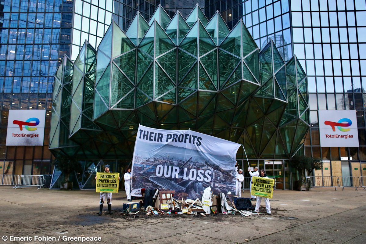 [Action💥] À l'occasion de la COP29, on livre à <a href="/TotalEnergies/">TotalEnergies</a> des débris en provenance d'Afrique du Sud, durement touchée en juin par une tornade

L'industrie des fossiles, responsable de 86% des émissions de CO2 doit payer pour les dégâts qu'elle cause #StopDrillingStartPaying