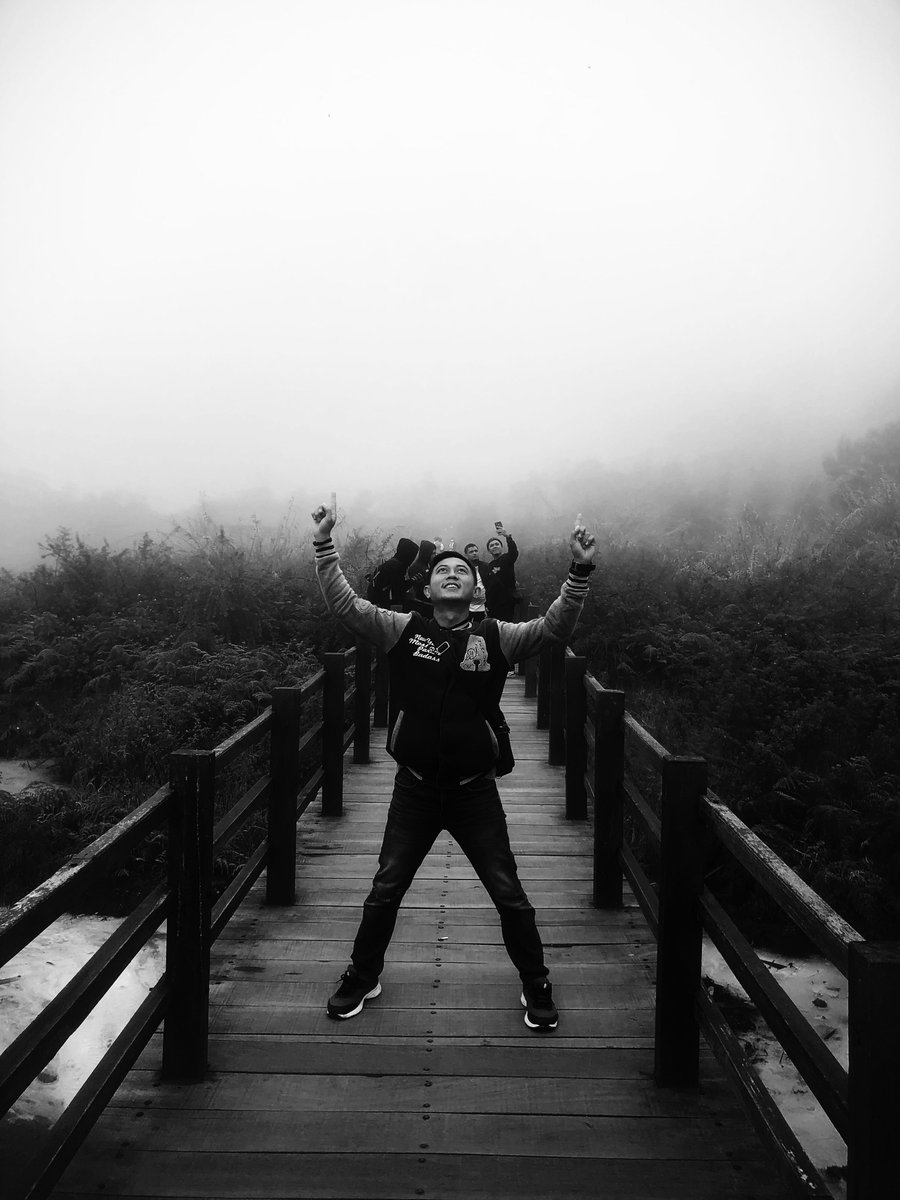 cinnesia's tweet image. Kalian aja yang kerja lembur. Aku bagian libur.

Wes tho…
Meski kabut tebal enggan pamit, tapi tetap yakin sinyal doa bisa tembus ke langit! 🥱