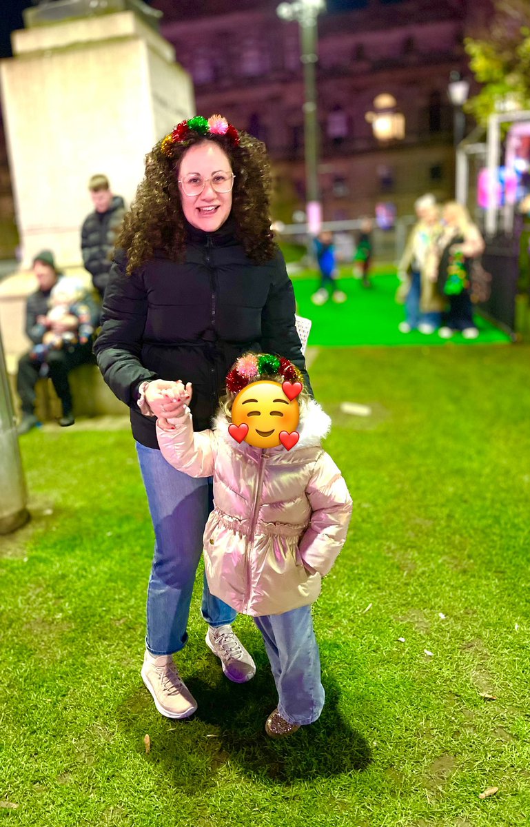 _TiffanyMac_'s tweet photo. #GlasgowLovesChristmas 
Christmas Lights Switch on 
🎄🎅🏻
Our favourite part was Santa Clause not getting off the mic 🎤 GBX was a close 2nd 
@CasCasG @GBXANTHEMS @1025Clyde1 @LordProvostGCC https://t.co/imlCmmNyo9