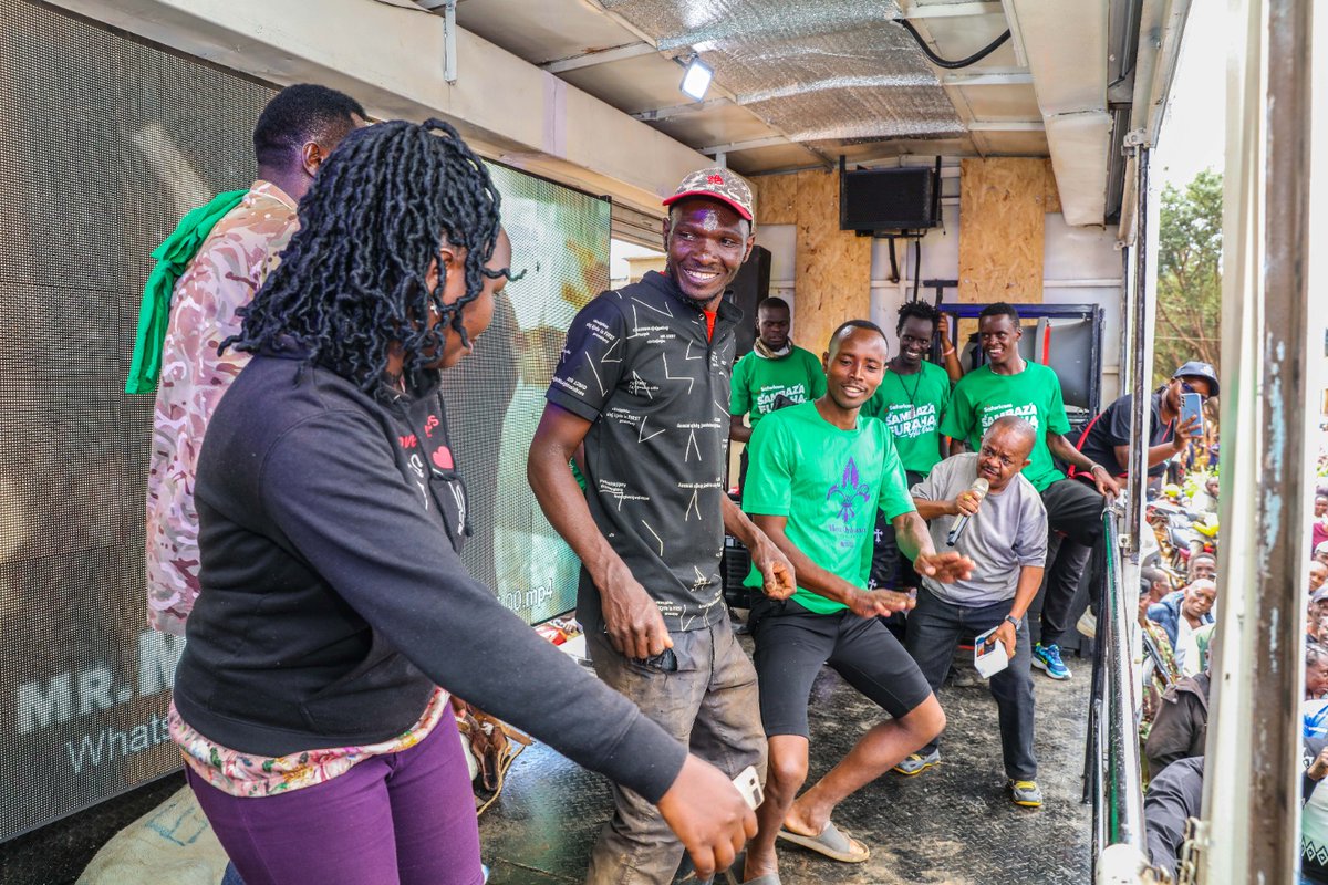 thee_hoof's tweet photo. This week, the #SambazaFurahaNaSafaricom caravan is bringing Christmas joy to the Mount Kenya region!

Gifts like live goats, chickens, food hampers, and airtime await as we celebrate with the community. 

Karibuni wote! https://t.co/D5igw36d4x