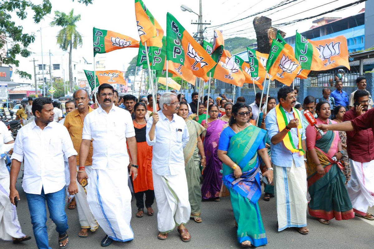 advssuresh's tweet image. A moment of Proud; @BJP4India @BJP4Keralam 
ഒറ്റുകാരൻറെ തള്ളിന് മറുപടിയുമായി #PalakkadMunicipality യിലെ 28 കൗൺസിലറൻമാർ സ്ഥാനാർത്ഥി #CKrishnakumar നൊപ്പം.. തല ഉയർത്തി ആത്മവിശ്വാസത്തോടെ…. @surendranbjp @PrakashJavdekar @blsanthosh @GeorgekurianBjp @VMBJP