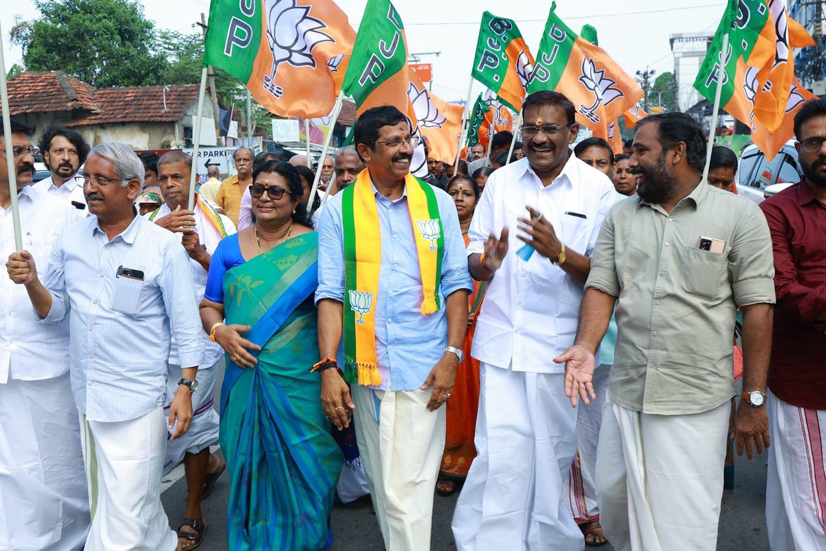 advssuresh's tweet image. A moment of Proud; @BJP4India @BJP4Keralam 
ഒറ്റുകാരൻറെ തള്ളിന് മറുപടിയുമായി #PalakkadMunicipality യിലെ 28 കൗൺസിലറൻമാർ സ്ഥാനാർത്ഥി #CKrishnakumar നൊപ്പം.. തല ഉയർത്തി ആത്മവിശ്വാസത്തോടെ…. @surendranbjp @PrakashJavdekar @blsanthosh @GeorgekurianBjp @VMBJP