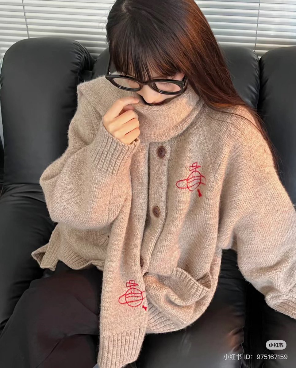 pinkmoxhi's tweet photo. 비비안웨스트우드는 옷도 예쁘게하넹 https://t.co/YQhmihPIpU