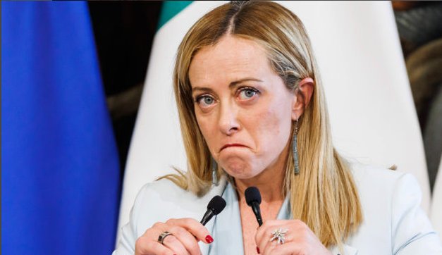 Attacca tutti: opposizione, magistrati, sindacati, lavoratori, studenti e dissidenti.
Poi si imbarca, va a Rio e a Buenos Aires a fare non si sa cosa, vista la ua totale inconsistenza.
Nel frattempo la manovra 2025 è in un mare di cacca, tra migliaia di emendamenti.
Ma lei dirà