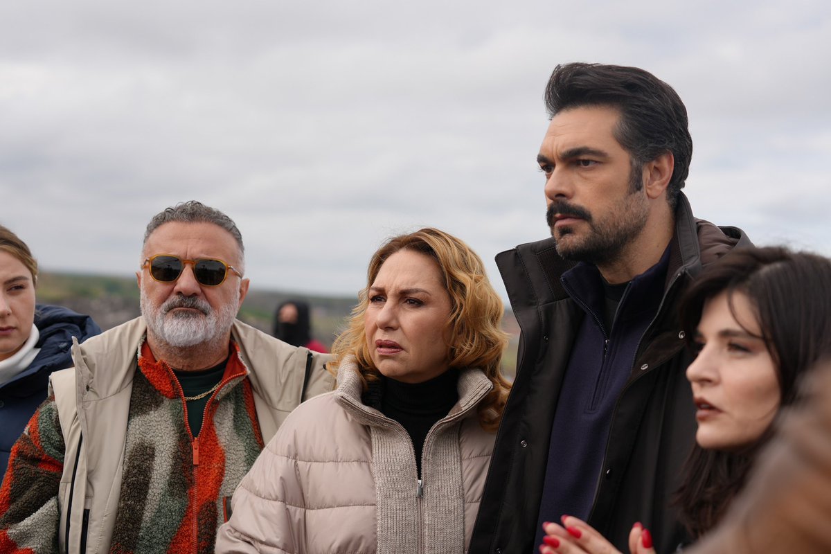 Leyla Hayat Aşk Adalet 10. Bölüm özeti

Leyla, İpek’le ilgili gerçeği ailenin öğrenmesini sağlar. Bu sırada kendisi de hiç bilmediği bir sırla yüzleşmek zorunda kalır. Nur ise ailenin öfkesini  yatıştırmak için hem Melih’le hem de gizemli bir gazeteciyle işbirliğine gider.