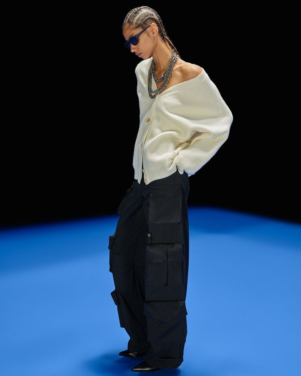 ARMANI_JAPAN's tweet photo. 色彩の宇宙へ

深い青の世界に身を委ねるこのコレクションは、さりげなくプラスされたフェミニンな色合いが、絶妙な調和を生み出しています
オフィシャルサイト https://t.co/fA1Rua1NVL

#EmporioArmani #EAFW24 https://t.co/Sa5kBvvGTL