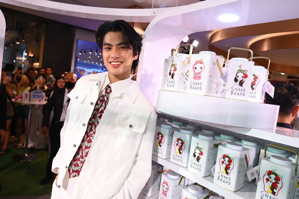 epnewsonline's tweet photo. #EPNEWS “โอม-ภวัต”ชวนเหล่าเอฟซีเพิ่มดีกรีความคูล เปิดตัว “SNAKE BRAND x PARN LIMITED EDITION” ผลิตภัณฑ์ลิมิเต็ด เอดิชั่น เตรียมเฉลิมฉลอง Year of the Snake ในปี 2025

OHM X SNAKEBRAND
#ohmpawat #โอมภวัต
#SnakeBrandXOhmPawat
#SnakeBrandXPARNLimitedEdition
#SnakeBrand #สเนคแบรนด์

​ฮอตจนเพิ่มดีกรีความคูล สำหรับนักแสดงหนุ่ม “โอม-ภวัต จิตต์สว่างดี” ที่ตอนนี้ผลงานซีรีส์แนวบอยเลิฟกำลังกวาดกระแสนิยมบนเทรนด์ x แบบต่อเนื่อง ล่าสุดยังทำเซอร์ไพรส์ด้วยการปรากฏตัวเรียกเสียงกรี๊ดตกหัวใจเหล่าเอฟซี ในงานเปิดตัวผลิตภัณฑ์ลิมิเต็ด เอดิชั่น “SNAKE BRAND x PARN LIMITED EDITION” โดย กลุ่มบริษัทอังกฤษตรางู ผู้ผลิตผลิตภัณฑ์คุณภาพภายใต้แบรนด์ตรางู (Snake Brand) ซึ่งจัดขึ้นเพื่อเฉลิมฉลองในโอกาส Year of the Snake ในปี 2025 ณ ลานบีคอน 2 โซนบี ชั้น 1 ศูนย์การค้าเซ็นทรัลเวิลด์ เมื่อวันก่อน
 
อ่านข่าวเพิ่มเติมได้ที่ https://t.co/hIlBhRirvn