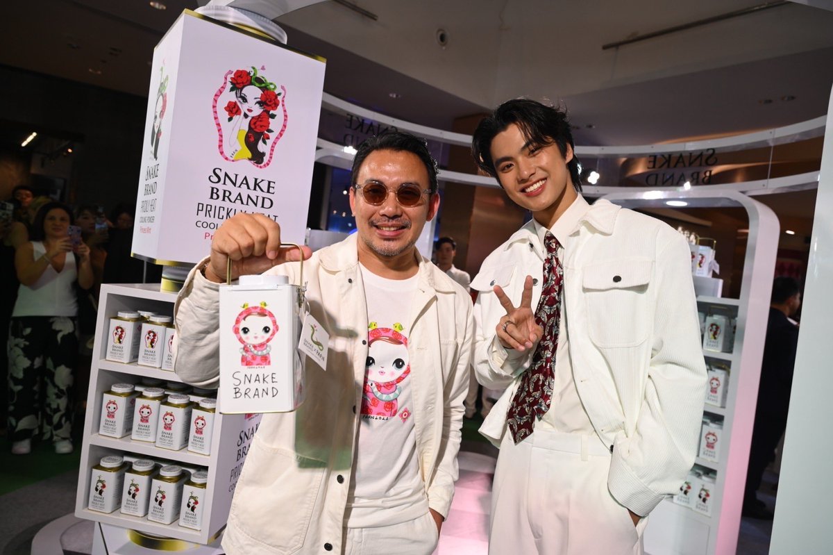 epnewsonline's tweet photo. #EPNEWS “โอม-ภวัต”ชวนเหล่าเอฟซีเพิ่มดีกรีความคูล เปิดตัว “SNAKE BRAND x PARN LIMITED EDITION” ผลิตภัณฑ์ลิมิเต็ด เอดิชั่น เตรียมเฉลิมฉลอง Year of the Snake ในปี 2025

OHM X SNAKEBRAND
#ohmpawat #โอมภวัต
#SnakeBrandXOhmPawat
#SnakeBrandXPARNLimitedEdition
#SnakeBrand #สเนคแบรนด์

​ฮอตจนเพิ่มดีกรีความคูล สำหรับนักแสดงหนุ่ม “โอม-ภวัต จิตต์สว่างดี” ที่ตอนนี้ผลงานซีรีส์แนวบอยเลิฟกำลังกวาดกระแสนิยมบนเทรนด์ x แบบต่อเนื่อง ล่าสุดยังทำเซอร์ไพรส์ด้วยการปรากฏตัวเรียกเสียงกรี๊ดตกหัวใจเหล่าเอฟซี ในงานเปิดตัวผลิตภัณฑ์ลิมิเต็ด เอดิชั่น “SNAKE BRAND x PARN LIMITED EDITION” โดย กลุ่มบริษัทอังกฤษตรางู ผู้ผลิตผลิตภัณฑ์คุณภาพภายใต้แบรนด์ตรางู (Snake Brand) ซึ่งจัดขึ้นเพื่อเฉลิมฉลองในโอกาส Year of the Snake ในปี 2025 ณ ลานบีคอน 2 โซนบี ชั้น 1 ศูนย์การค้าเซ็นทรัลเวิลด์ เมื่อวันก่อน
 
อ่านข่าวเพิ่มเติมได้ที่ https://t.co/hIlBhRirvn