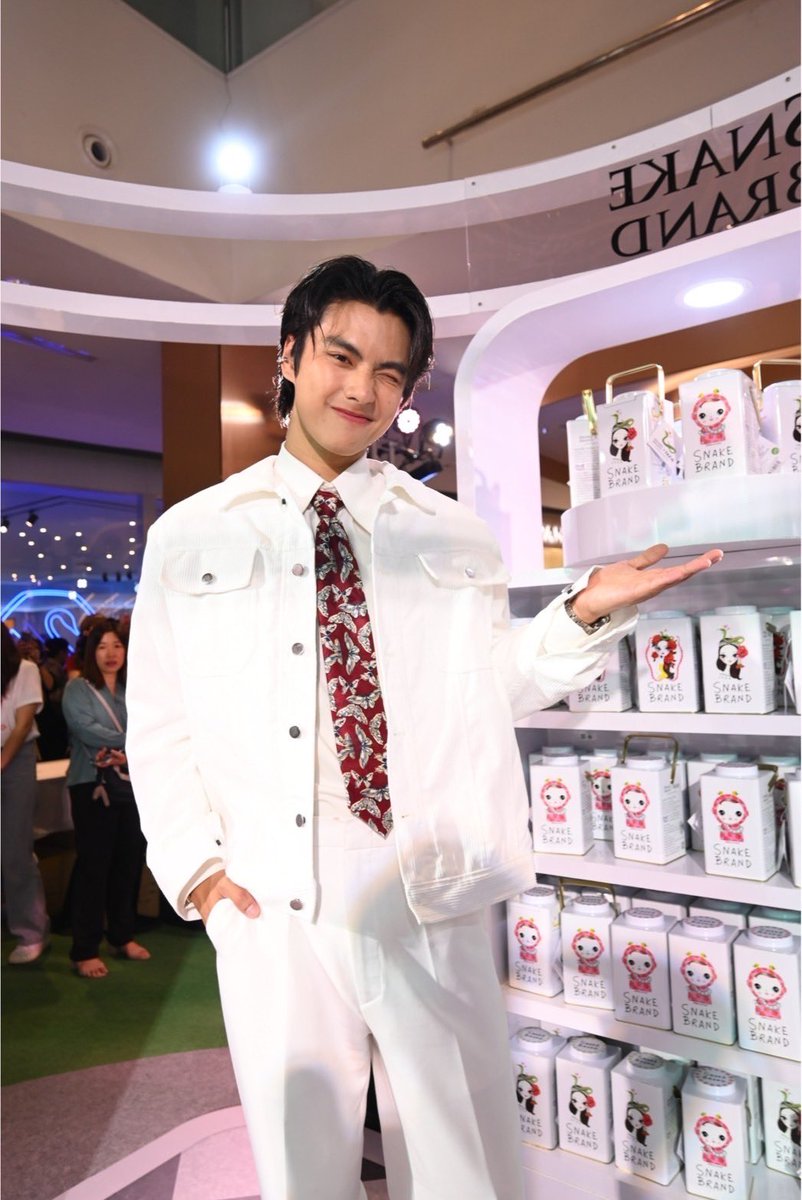 epnewsonline's tweet photo. #EPNEWS “โอม-ภวัต”ชวนเหล่าเอฟซีเพิ่มดีกรีความคูล เปิดตัว “SNAKE BRAND x PARN LIMITED EDITION” ผลิตภัณฑ์ลิมิเต็ด เอดิชั่น เตรียมเฉลิมฉลอง Year of the Snake ในปี 2025

OHM X SNAKEBRAND
#ohmpawat #โอมภวัต
#SnakeBrandXOhmPawat
#SnakeBrandXPARNLimitedEdition
#SnakeBrand #สเนคแบรนด์

​ฮอตจนเพิ่มดีกรีความคูล สำหรับนักแสดงหนุ่ม “โอม-ภวัต จิตต์สว่างดี” ที่ตอนนี้ผลงานซีรีส์แนวบอยเลิฟกำลังกวาดกระแสนิยมบนเทรนด์ x แบบต่อเนื่อง ล่าสุดยังทำเซอร์ไพรส์ด้วยการปรากฏตัวเรียกเสียงกรี๊ดตกหัวใจเหล่าเอฟซี ในงานเปิดตัวผลิตภัณฑ์ลิมิเต็ด เอดิชั่น “SNAKE BRAND x PARN LIMITED EDITION” โดย กลุ่มบริษัทอังกฤษตรางู ผู้ผลิตผลิตภัณฑ์คุณภาพภายใต้แบรนด์ตรางู (Snake Brand) ซึ่งจัดขึ้นเพื่อเฉลิมฉลองในโอกาส Year of the Snake ในปี 2025 ณ ลานบีคอน 2 โซนบี ชั้น 1 ศูนย์การค้าเซ็นทรัลเวิลด์ เมื่อวันก่อน
 
อ่านข่าวเพิ่มเติมได้ที่ https://t.co/hIlBhRirvn