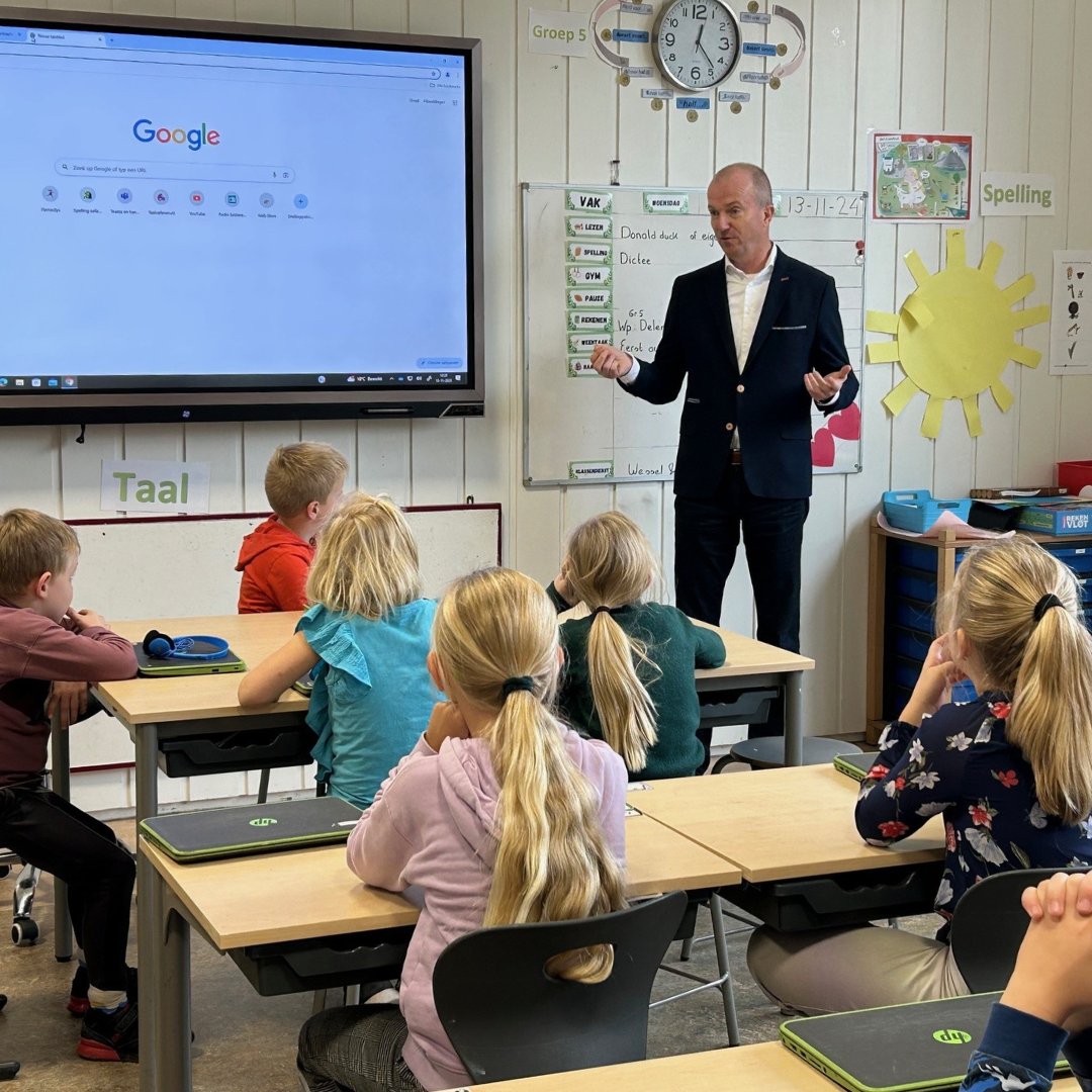 Wethouder Werner ten Kate brengt vaak bezoeken aan onze scholen. Hij heeft ze allemaal al eens bezocht 🏫

Vorige week waren OBS de Eiber (Dedemsvaart) en OBS Oud-Avereest aan de beurt. Hij sprak met het personeel. En vertelde de leerlingen wat hij doet op een werkdag 💼