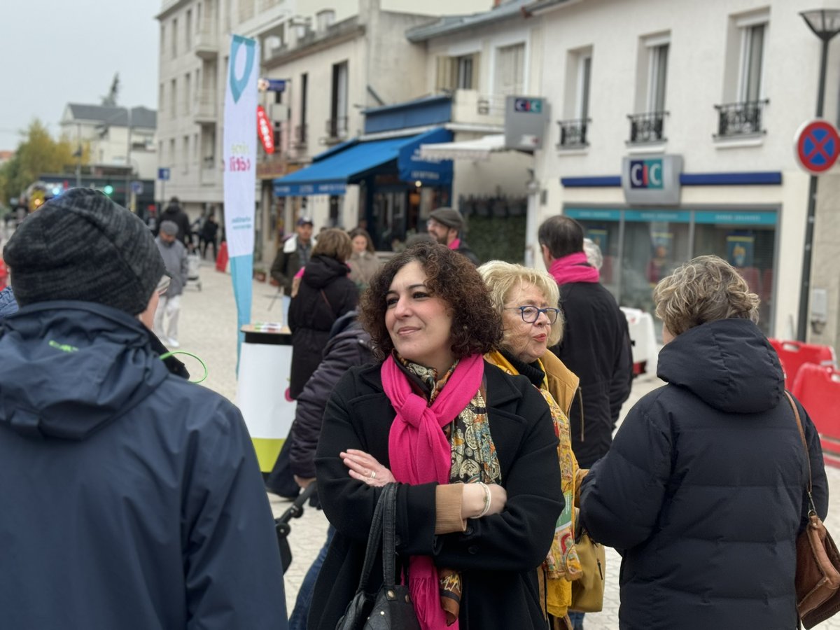 JaimeChatillon's tweet photo. J'aime Châtillon était une nouvelle fois présent sur le marché centre ville ce week-end pour venir à la rencontre des habitants, échanger dans la bonne humeur et vous inviter à notre prochain apéro citoyen. #jaimechatillon #unaperoachatillon #chatillon https://t.co/6Gsdub4bV6