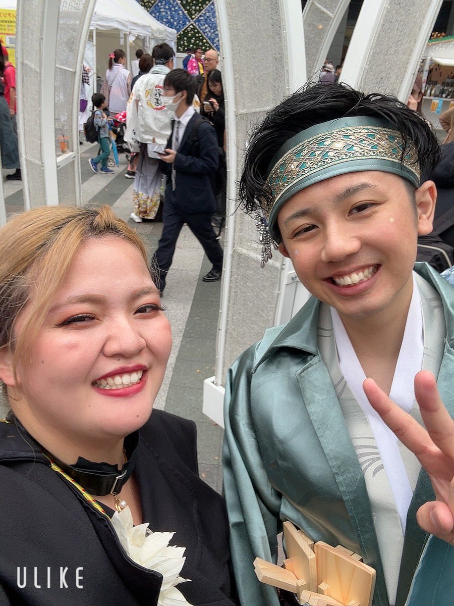 Sun_4351_flower's tweet photo. 一瞬でも三代目のライブに行こうとした自分を殴りたいと思います🤛🤛
三代目よりはるかに会えない推し様方と話せて写真も撮ってもらって最高か😇
チェキ代5000円ねって言われたけども😇😇 https://t.co/MxJwldVisM