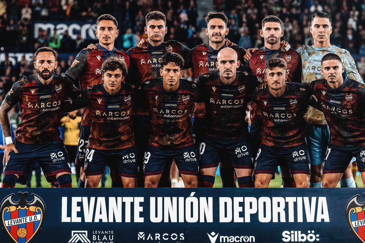 futboholik1947's tweet photo. 🇪🇸 Piłkarze Levante przed mecze z Elche pozowali do zdjęć w ubłoconych koszulkach.

Gest miał symbolizuje społeczną jedność w obliczu ostatnich powodzi. 

Zawodnicy zagrali w czystych trykotach, a te pokryte błotem zostaną wystawione na aukcję. Ciekawy marketing.

📸 @LevanteUD https://t.co/jY4WpPPX41