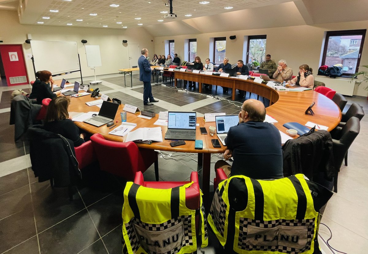 Marc_Lerchs's tweet photo. Ce lundi 18 novembre, le Bourgmestre de #orpjauche teste son plan d’urgence. Un exercice #comex organisé par le Gouverneur @gillesmahieu et le Cdt Mil  du #bw. #bwresponse: Se préparer à l’incertain. Avec les citoyens. @vdp_nathalie @ZoneDeSecoursBW @CrisiscenterBE https://t.co/zFHbjflvLV