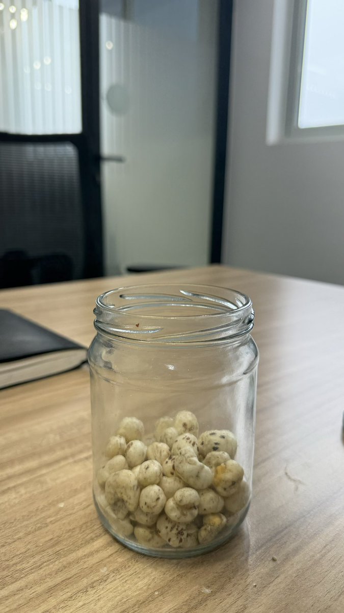 Is it fair to charge ₹50 for 25g of Makhanas? 🤔
Market rate: ₹400 for 1kg (~₹0.4/g)
Brands like Mr. Makhana charge ₹2/g – a 400% margin! 😱

mrmakhana.com

#Makhana #FoodForThought