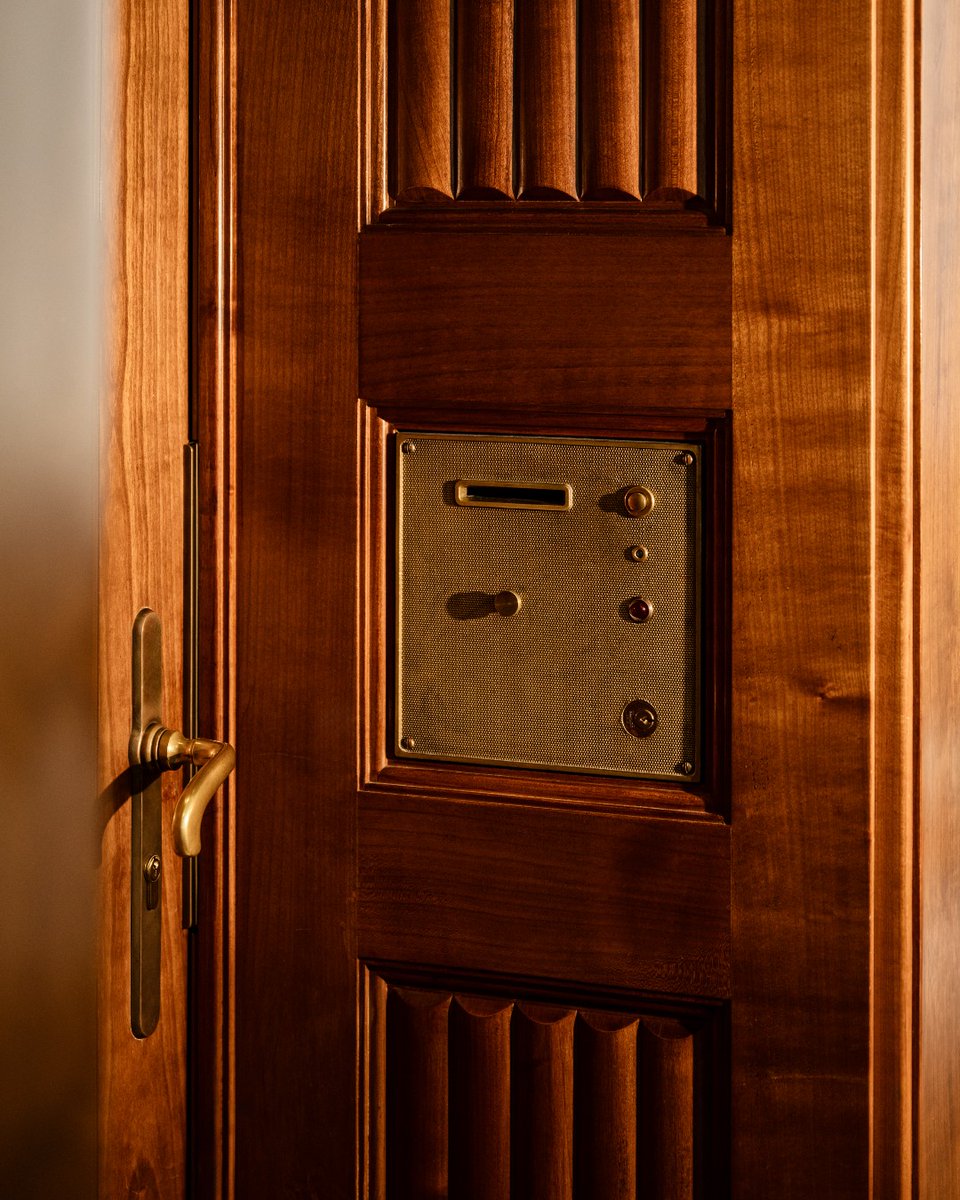 Like a masterpiece, every corner of the #GreshamPalace tells a unique story. From the graceful tranquility of our lobby to the intricate details that surround you, each scene is an expression of timeless elegance.

#fsbudapest #budapest #fourseasons