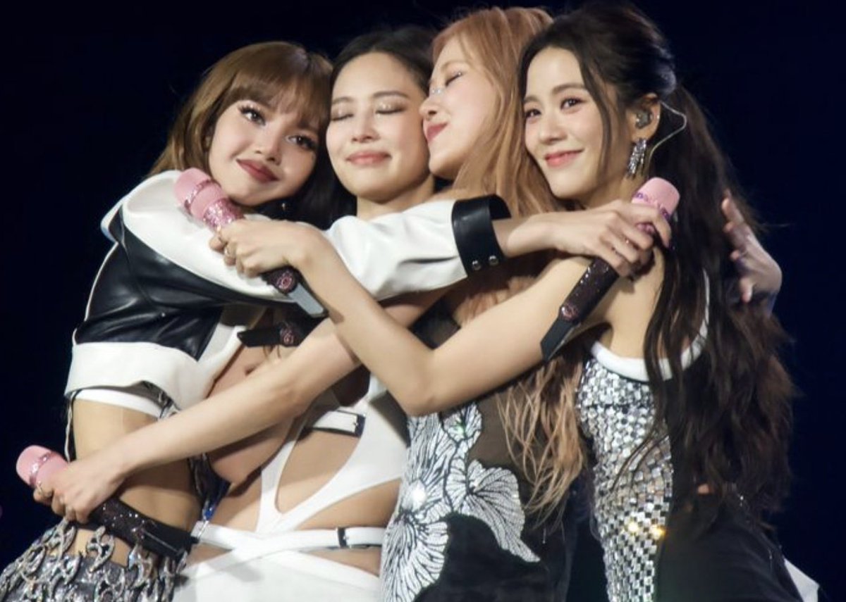 "she describes her fellow members of blackpink - lisa, jennie and jisoo - as her sisters; in reality, they're that and more." 🥺🖤🩷