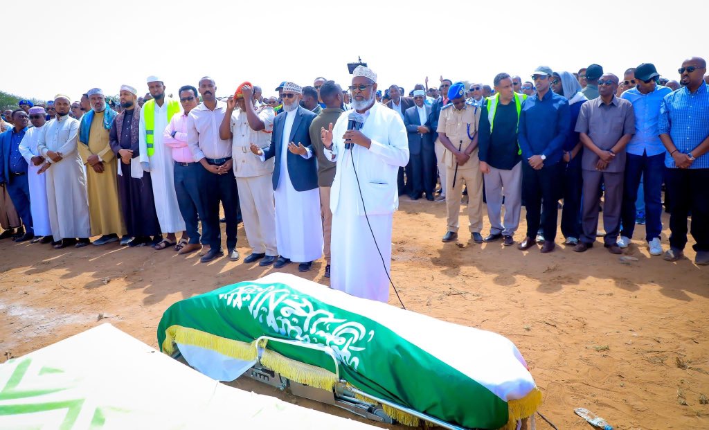 Maanta ayaa Aas-Qaran loo sameeyay Madaxwaynihii hore ee Jamhuuriyadda Somaliland, AHUN Axmed Maxamed Maxamuud (Siilaanyo). Madaxwayne Muuse Biixi, madaxda dawladda, mudanta bulshada iyo kumanaan dadwayne ah ayaa ka qaybgalay aaska marxuum Siilaanyo. 

Siilaanyo waxa uu muddo 60