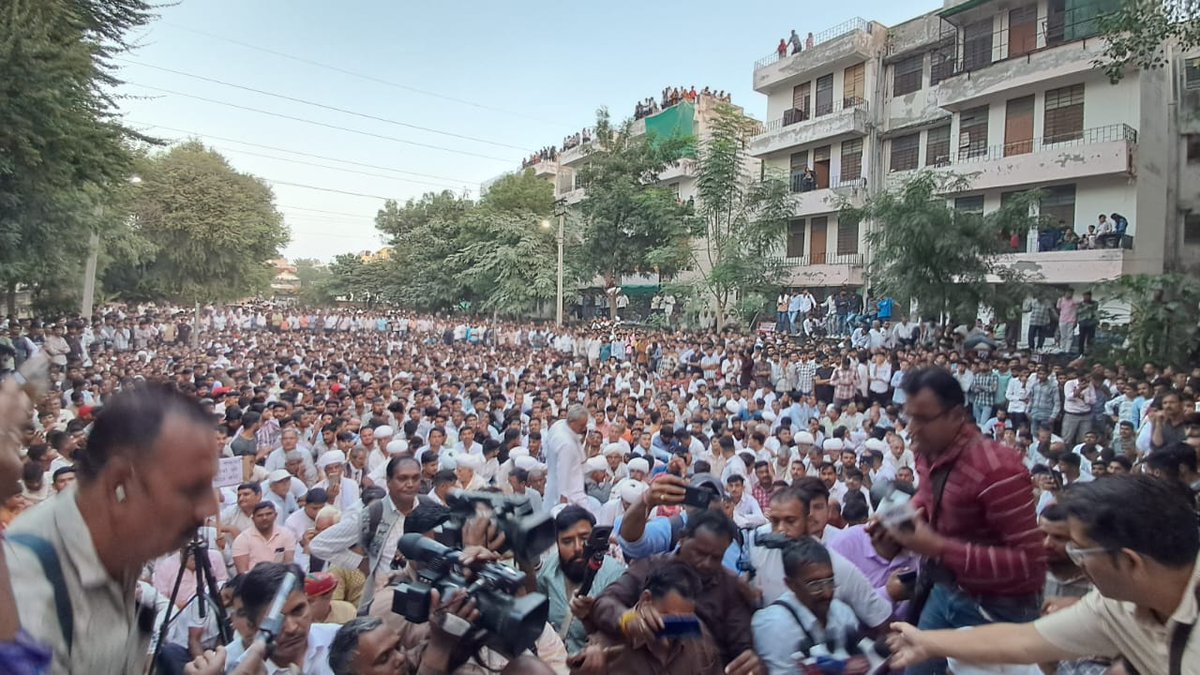 hanumanbeniwal's tweet image. कुड़ी भगतासनी, जोधपुर में अनिता जाट हत्याकांड के प्रकरण में न्याय की मांग को लेकर चल रहे धरने में हजारों लोगों के साथ मौजूद हुं !