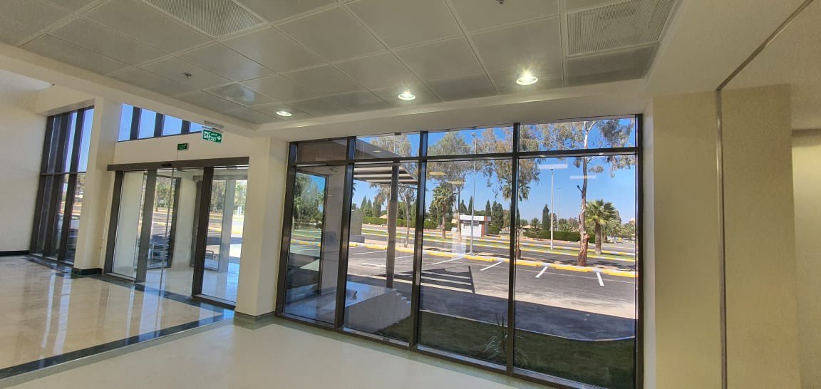 من أعمالنا الانتهاء من تنفيذ أعمال الألمنيوم والزجاج لمشروع طبي في مدينة خميس مشيط