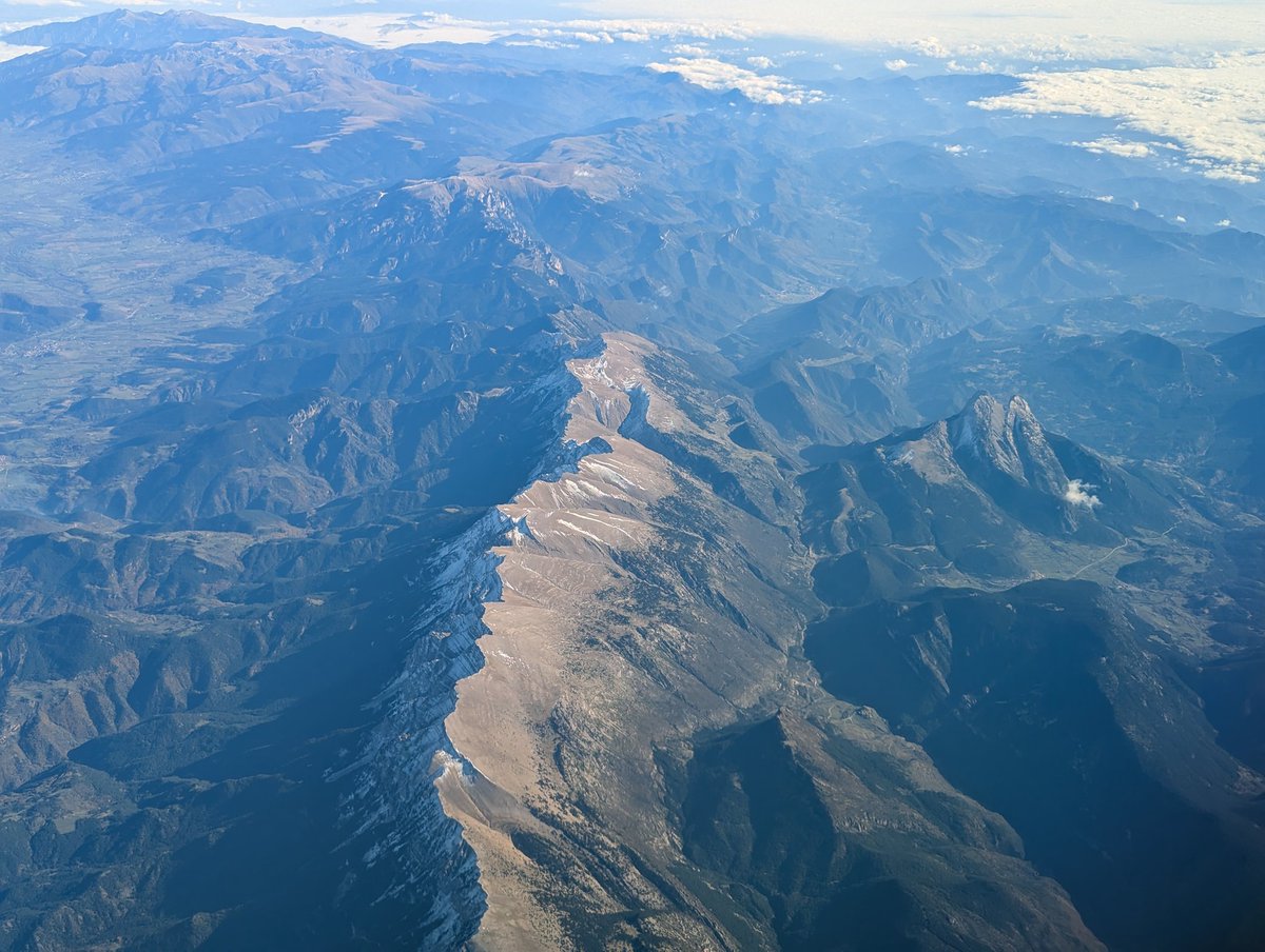davidtriadu's tweet photo. La Cerdanya - Cadí - Pedraforca. nord ❄️ - sud 🪨 @eltempsTV3 https://t.co/ejatJPFUvd