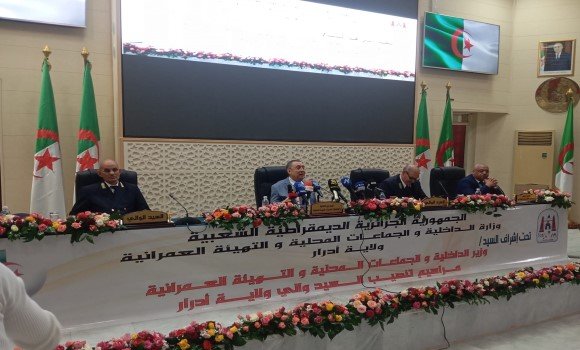 APS_Algerie's tweet photo. #Brahim_Merad installe le nouveau wali d'#Adrar
🔗https://t.co/PfYbO4FTbJ https://t.co/zcC7r2NoVW