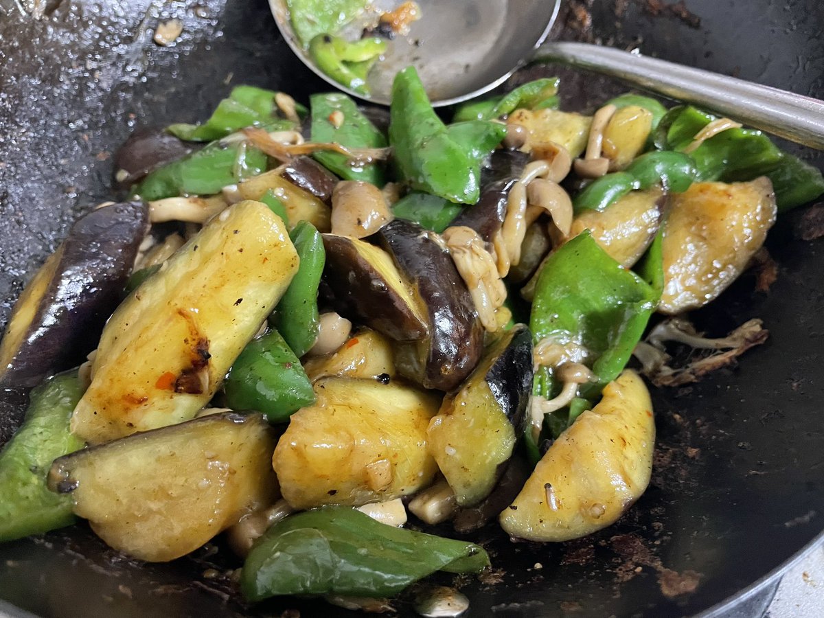 Tomo_Mrk3B01's tweet photo. Todays new prep meals😋: 
 • Stir-fried eggplant, green pepper and mushroom with chili bean &amp; oyster sauce
 • Simmered pumpkin in Japanese Dashi soup
 • Tofu &amp; Japanese mushroom(#なめこ ) miso-soup
Hmmm. Looks good!
#cookingathome 
#おうちごはん 
#twinglish 
#Twitter家庭料理 https://t.co/EYMqM60xRI