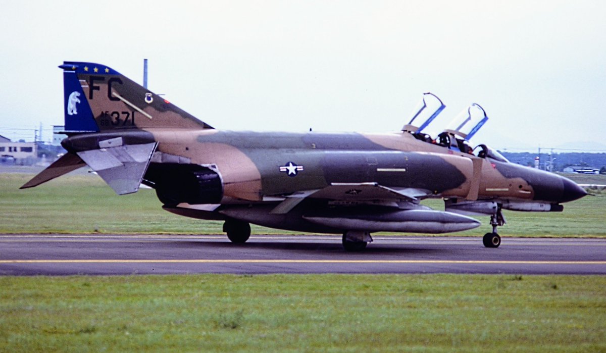 headdancer7's tweet image. #いい18の日 横田基地 F-4E
18TFS 21TFW FCbl/yw 68-0371、
1980。