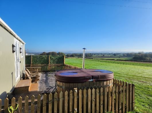Camping_Direct's tweet image. Welltrough Hall Farm boasts glamping facilities in The Woodland Hut, The Shepherds Hut, Badger Pod, Alpaca Pod &amp;amp; Owl Pod, all have electric heated hot tubs in an enclosed decking.
camping-directory.uk/2940
#WorkingFarm #Glamping #Holiday #HotTub #ScenicViews #Countryside #Cheshire