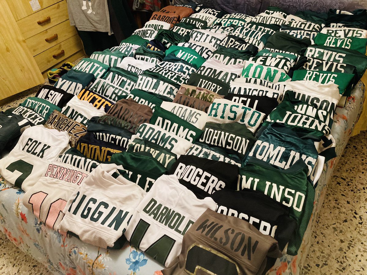 LatrellJaxma's tweet photo. Malgré tout j’y crois encore : la preuve : si les jets perdent à nouveau en week 12 j’offre 3 maillots au choix parmi ma collection à 3 personne qui auront RT et qui citaient leur joueur préféré… https://t.co/p6z4MouwTk