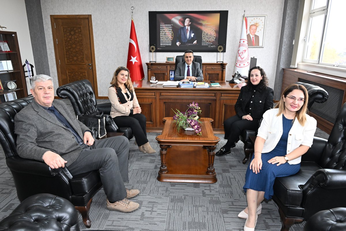 İl Milli Eğitim Müdürümüz Emre Çalışkan, Millî Eğitim Bakanlığımızca 24 Kasım Öğretmenler Günü dolayısıyla İstanbul ve Ankara'da düzenlenecek olan yılın öğretmeni programlarına katılacak öğretmenlerimiz Ayfer Dal ve Dicle Solak ile Erzurum'da "Öğretmen Gözüyle Eğitim Öğretim"