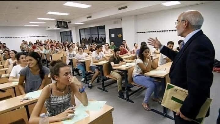 LunaGitana0333's tweet photo. Excelente Lección:
En el primer día de clase, el profesor de “Introducción al Derecho” entró al aula y lo primero que hizo fué pedir el nombre de un estudiante que estaba sentado en la primera fila:

¿Cuál es su nombre?
Mi nombre es Nelson, Señor.
¡Fuera de mi clase y no vuelva nunca más! – Gritó el maestro desagradable.
Nelson estaba desconcertado. Cuando volvió en sí, se levantó rápidamente recogió sus cosas y salió de la habitación.
Todo el mundo estaba asustado e indignado, pero nadie habló.
¡Muy bien! – Vamos a empezar, dijo el profesor.
¿Para qué sirven las leyes? preguntó el maestro – los estudiantes seguían asustados, pero poco a poco empezaron a responder a su pregunta:
-Para tener un orden en nuestra sociedad.
¡No! – Respondió el profesor.
-Para cumplirlas.
¡No!
-Para que las personas equivocadas paguen por sus acciones.
¡No!
¿Alguien sabe la respuesta a esta pregunta!
-Para que se haga justicia – una muchacha habló con timidez.
¡Por fin! Es decir, por la justicia.
Y ahora, ¿qué es la justicia?
Todos empezaron a molestarse por la actitud tan vil del profesor.
Sin embargo, continuaron respondiendo:
A fin de salvaguardar los derechos 
humanos …
Bien, ¿qué más ? – preguntó el maestro.
-Para diferenciar el bien del mal, para recompensar a aquellos que hacen el bien …
Ok, no está mal, pero respondan a esta pregunta:
“¿Actué correctamente al expulsar a Nelson del aula?”
Todos estaban en silencio, nadie respondió.
Quiero una respuesta por unanimidad!
¡No! – Todos contestaron con una sola voz.
Se podría decir que he cometido una injusticia?
-¡Sí!
¿Y por qué nadie hizo nada al respecto? Para que queremos leyes y reglas, si no tenemos la voluntad necesaria para practicarlas? 
Cada uno de ustedes tiene la obligación de hablar cuando es testigo de una injusticia. Todo . 
¡No vuelvan a estar en silencio, nunca más! 
Vayan a buscar a Nelson – dijo. Después de todo, él es el maestro, yo soy un estudiante de otro período.
Aprendan que cuando no defendemos nuestros derechos, se pierde la dignidad y la dignidad no puede ser negociada.