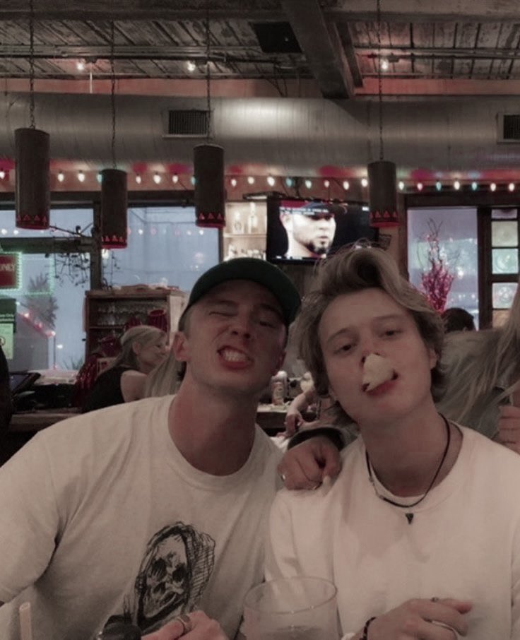 nequidnimiss's tweet photo. ☽ 𝒏𝒆𝒏𝒆'𝒔 [ig] stories — they're back. https://t.co/WPVA2Pdg97