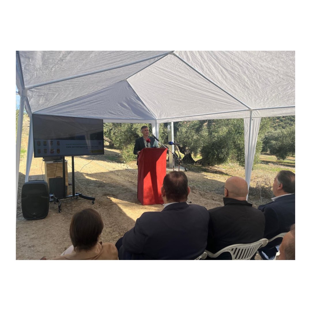 ⛰️ <a href="/luis_agea/">jose luis agea</a> asiste en #NavasDeSanJuan a la presentación del proyecto Valle del Hidrógeno Verde

👉 Se trata del primer parque solar experimental agrivoltáico de Andalucía que tiene por objeto la integración de la producción de energía renovable con las labores agrícolas