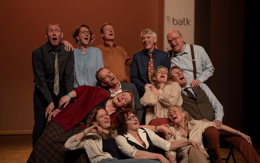 Op zondagmiddag 24 november zingen we (alsnog) in  Theepaviljoen Horsterpark in Duiven.
Twee verschillende sets van elk een half uur, die om en om voorbij komen. Steeds op het hele uur: om 13, 14, 15 en 16 uur. En de prijs? Na elke set gaan
we ‘met de pet rond’!