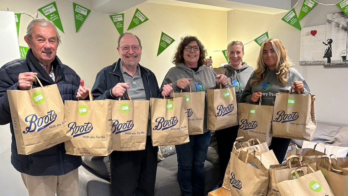 Thank you to Julian and Martha Bernstein from the Jersey Jewish Congregation for their generous gifts to all our residents at Sanctuary House each year for Mitzvah Day. We truly appreciate your ongoing kindness and support. 🙏
#ThankYou #SanctuaryTrust #Homelessness #Giving
