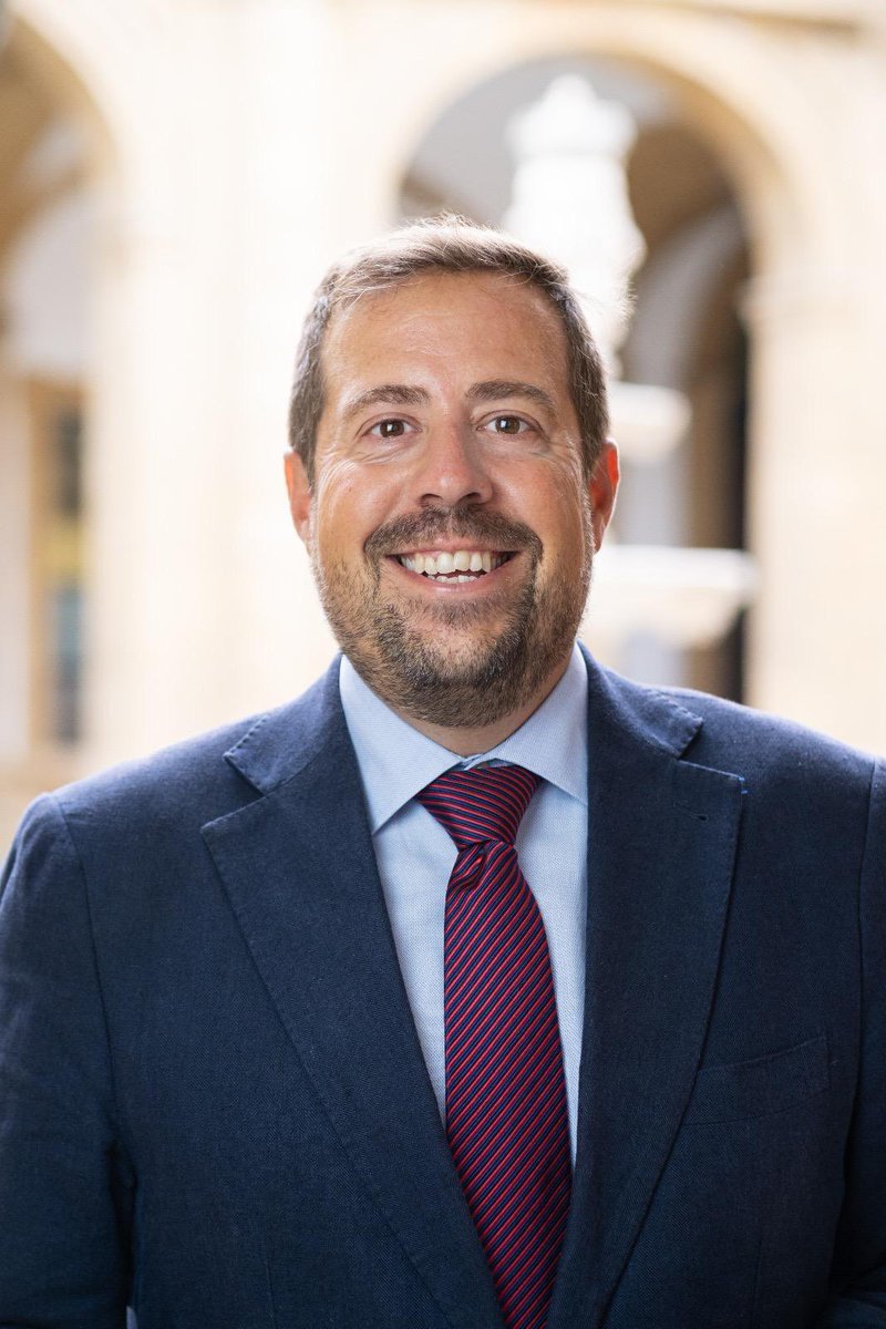 ➡️ La Junta de Gobierno, reunida en Cabildo Ordinario de Oficiales el pasado 11 de noviembre, nombró a D. Miguel León Muñoz como Pregonero de las Glorias de María. 

El pregón, que alcanza su XLVI edición, se celebrará el jueves 15 de mayo.