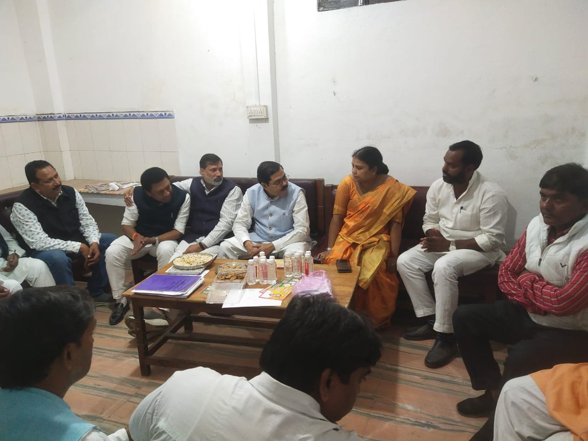 कटेहरी के चुनावी कार्यालय पर माननीय प्रदेश महामंत्री श्री <a href="/sanjayraiupbjp/">Sanjay Rai</a> Rai जी के साथ उपचुनाव के निमित्त आयोजित बैठक में उपस्थित रहा साथ में भाजपा के वरिष्ठ पदाधिकारीगण व कार्यकर्तागण उपस्थित रहे||

#कटेहरी_में_खिलेगा_कमल #277विधानसभा #कटेहरी #अम्बेडकरनगर #उपचुनाव #
<a href="/BJP4UP/">BJP Uttar Pradesh</a>