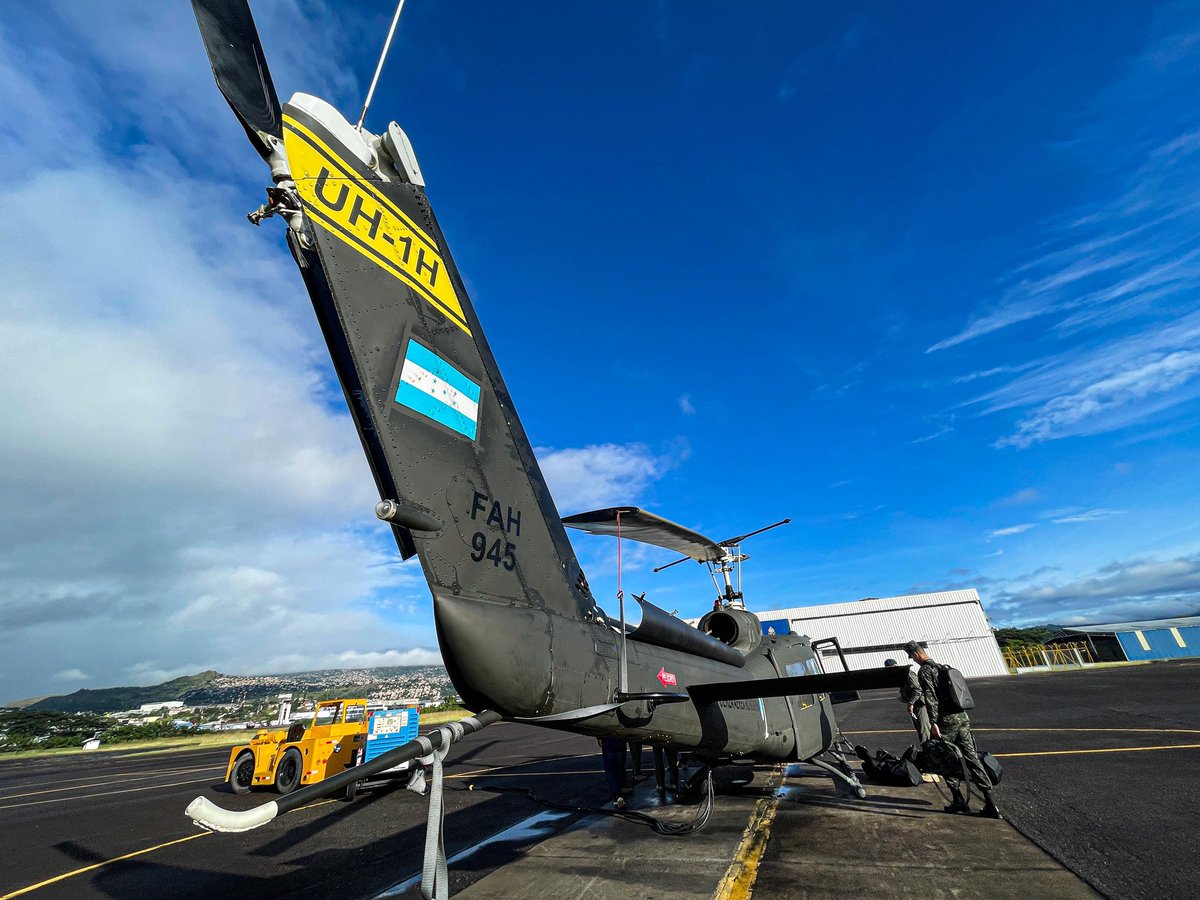 #NoticiasFAH || Las tripulaciones de vuelo de la Base Aérea “Coronel Hernán Acosta Mejía” #HAM, se preparan para salir a brindar ayuda humanitaria a los sectores afectados por la "Tormenta Sara" en la zona norte del país. 🚁✈️🇭🇳

#93añosFAH “Las Alas de Honduras” #CentinelasFAH