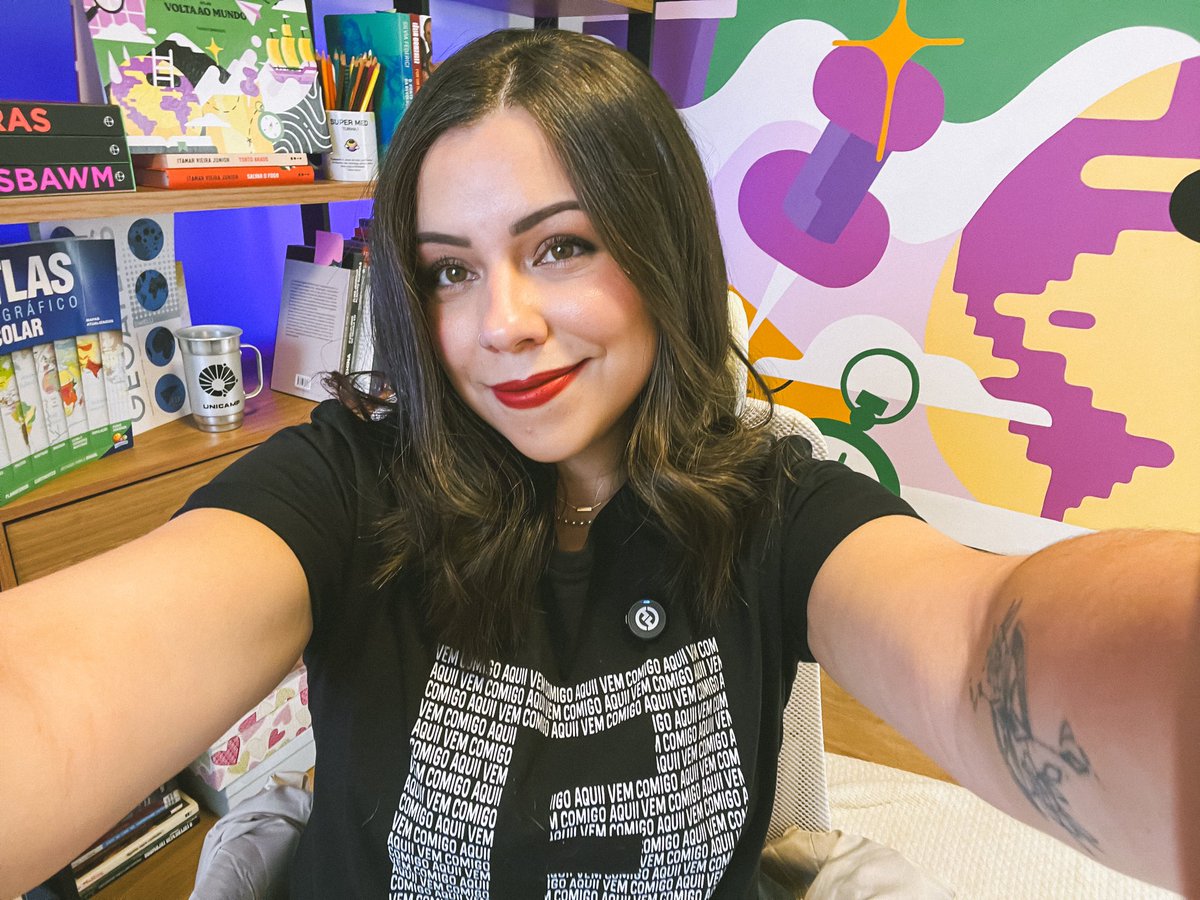 formagio_thais's tweet image. Desde que eu entrei no mundo do ensino ONLINE sonhei em fazer parte do time do Professor Ferretto. @prof_ferretto 
Que honra poder colaborar com esse time incrível! Ufaaaa não aguentava mais guardar esse segredo. 💜💛