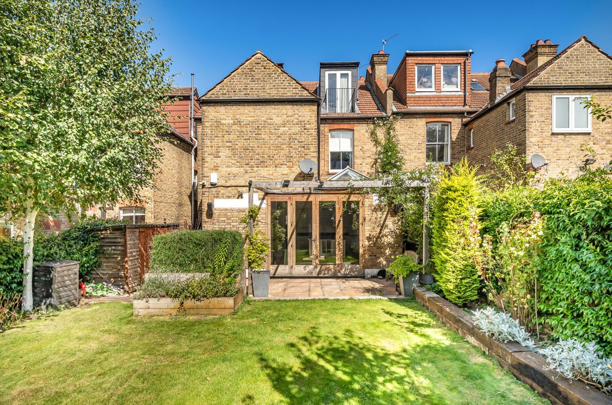 A superb family home on a sought after residential road😍

📍West Norwood, SE27
🏡5 bedrooms
🚉Great transport links
🏫Outstanding schools
🌳Sunny aspect garden
💷£1,600,000

See the full listing: bit.ly/4hPgEhP

#kfhproperty #london #westnorwood #SE27   #propertyforsale