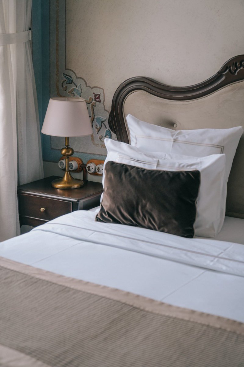 The blend of comfort and history awaits you in Meroddi Rooms.
📍Meroddi Barnathan Hotel✨ Room

#meroddihotels #meroddibarnathan #galata #beyoglu #hotel #boutique #boutiquehotel #history #hospitality